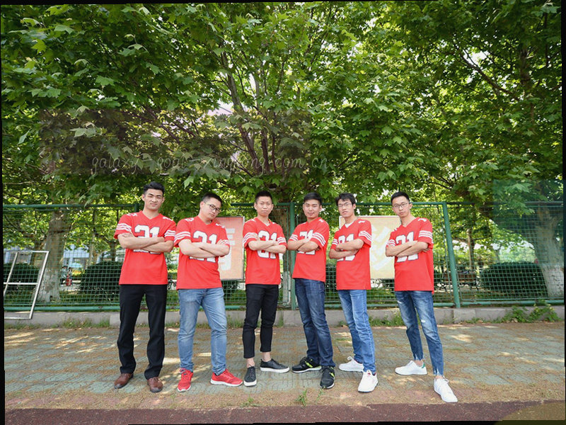 时钟刻度与流程节点并列的示意图形，指针指向赛后时段，冷调扁平，用于表现两级更新时延
